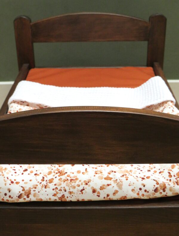 Tweedehands houten poppenbed donker