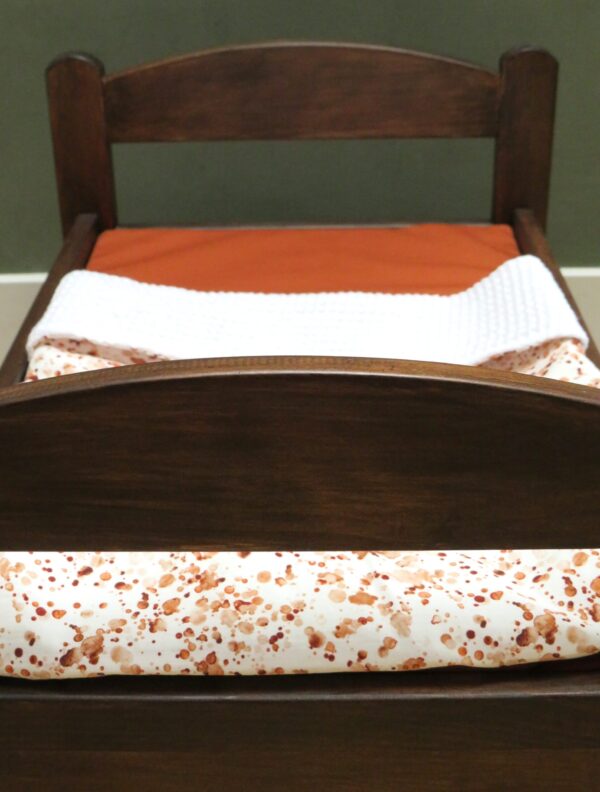 Tweedehands houten poppenbed donker