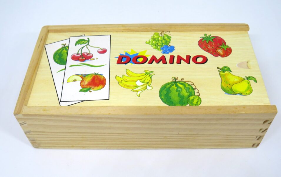 Tweedehands speelgoed houten domino fruit
