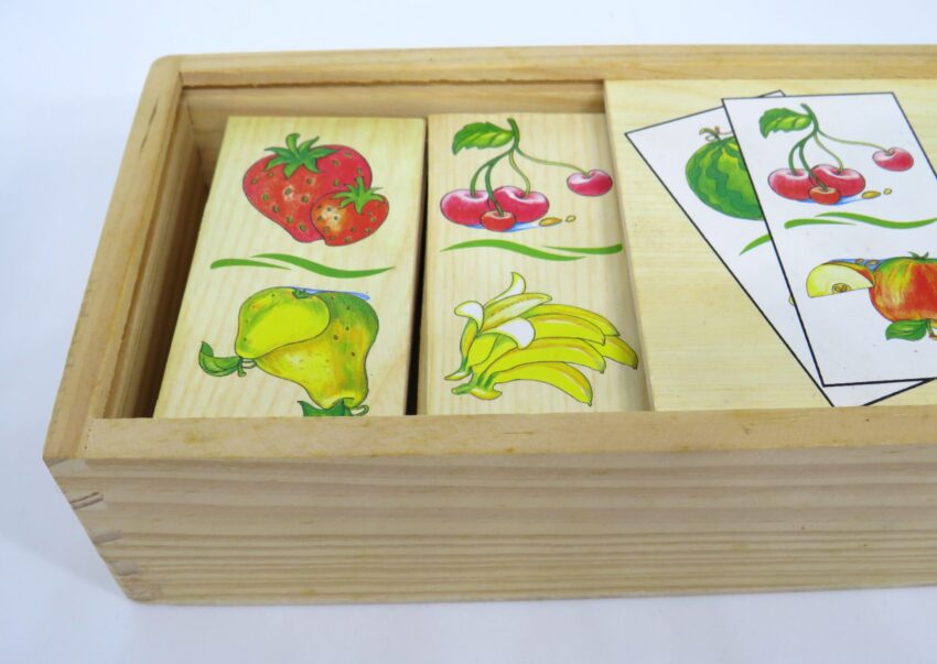 Tweedehands houten speelgoed domino spel fruit