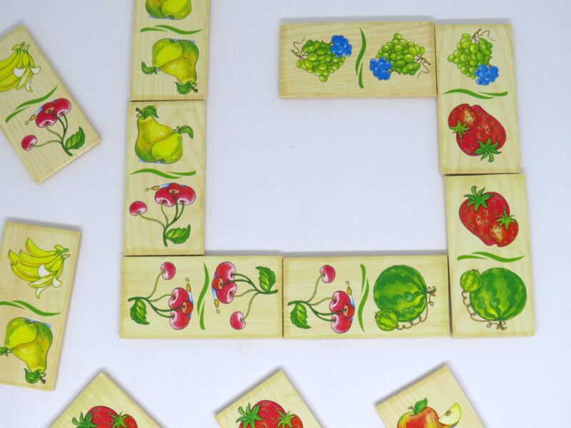 Tweedehands speelgoed houten domino fruitsoorten