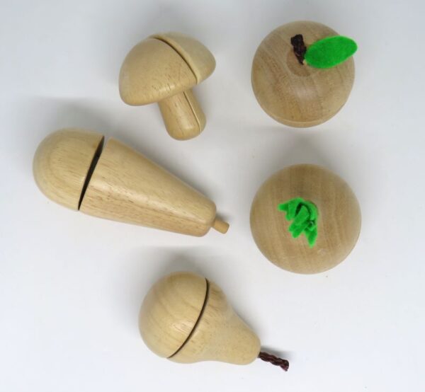 Tweedehands houten speelgoed groente en fruit