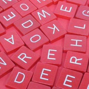 Tweedehands houten letters rood