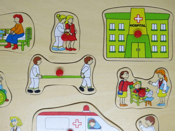 Tweedehands houten speelgoed puzzel ziekenhuis