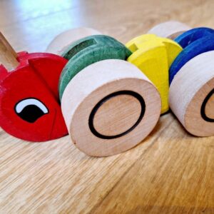 Tweedehands houten trekdier rupsje