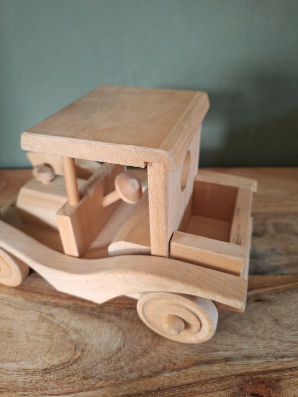 Tweedehands houten auto