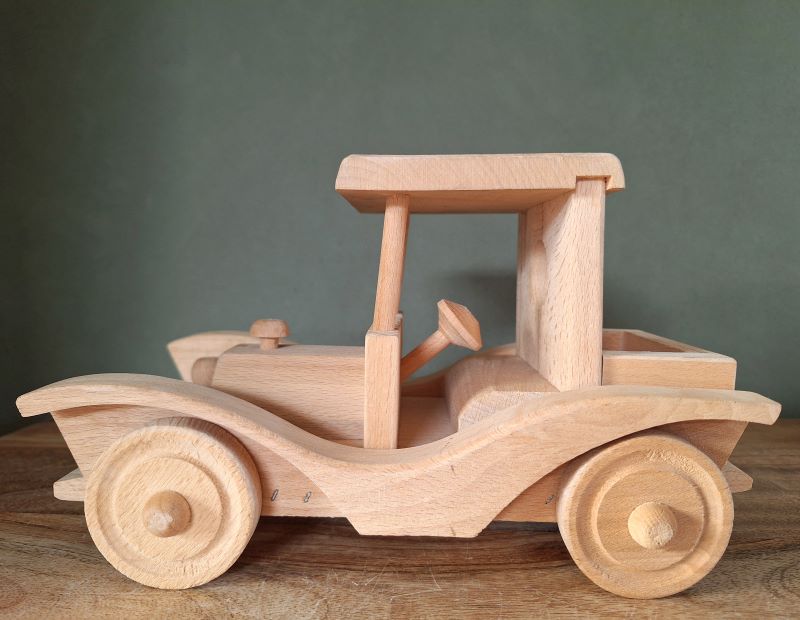 Tweedehands houten auto
