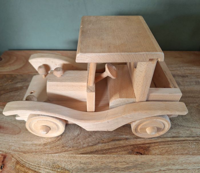 Tweedehands houten auto