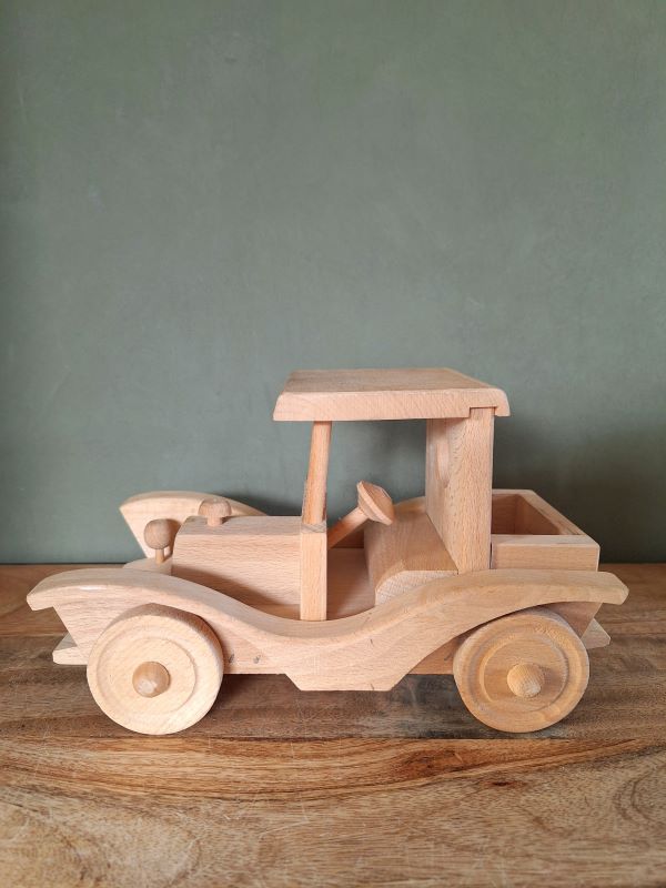 Tweedehands houten auto