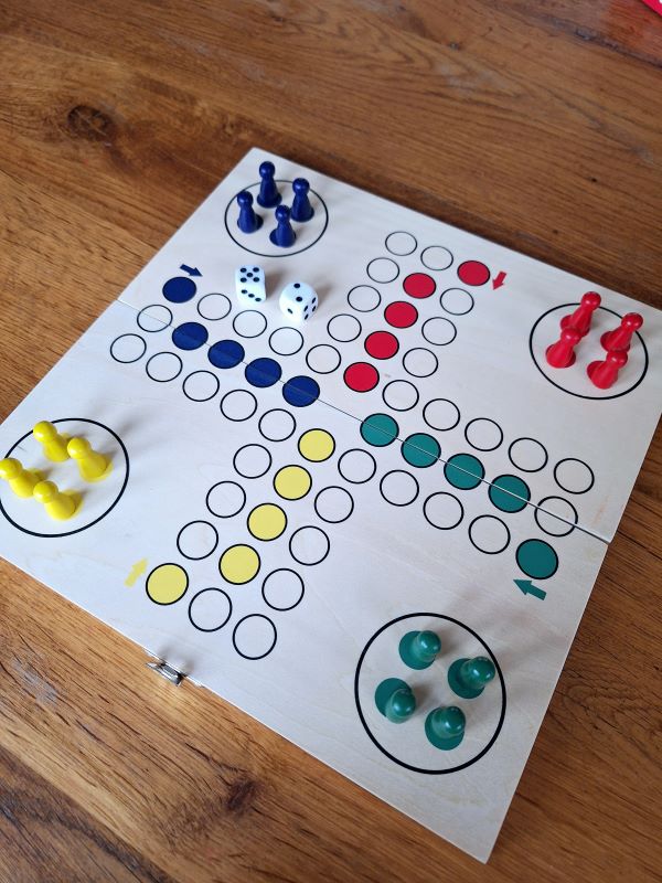 Tweedehands houten spellen ludo en backgammon