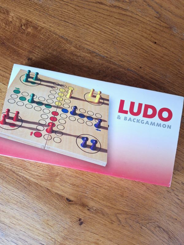 Tweedehands houten spellen ludo en backgammon
