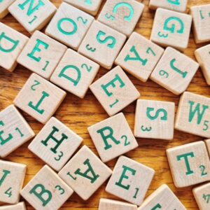 Tweedehands houten scrabbleletters